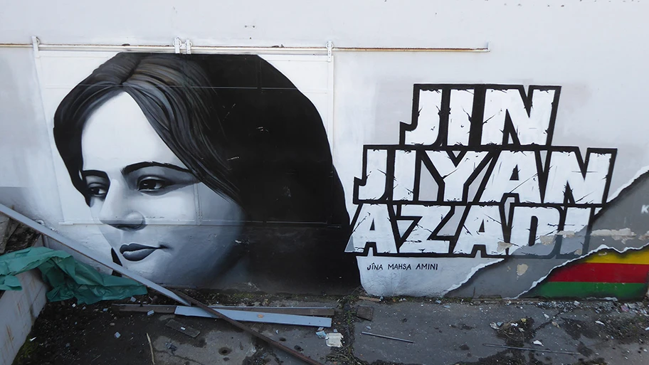 Graffitibild in Frankfurt am Main für Jina Mahsa Amini an einen Abrissgebäude im Gallus.